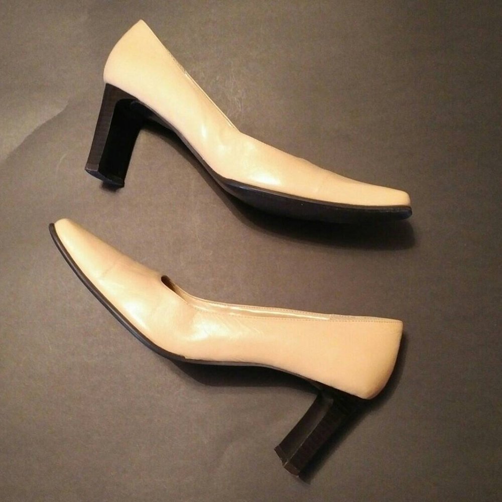 FLASH SALE! Vintage Square-Toe Pumps, Buttercream Faux-Leather. Size 8-1/2